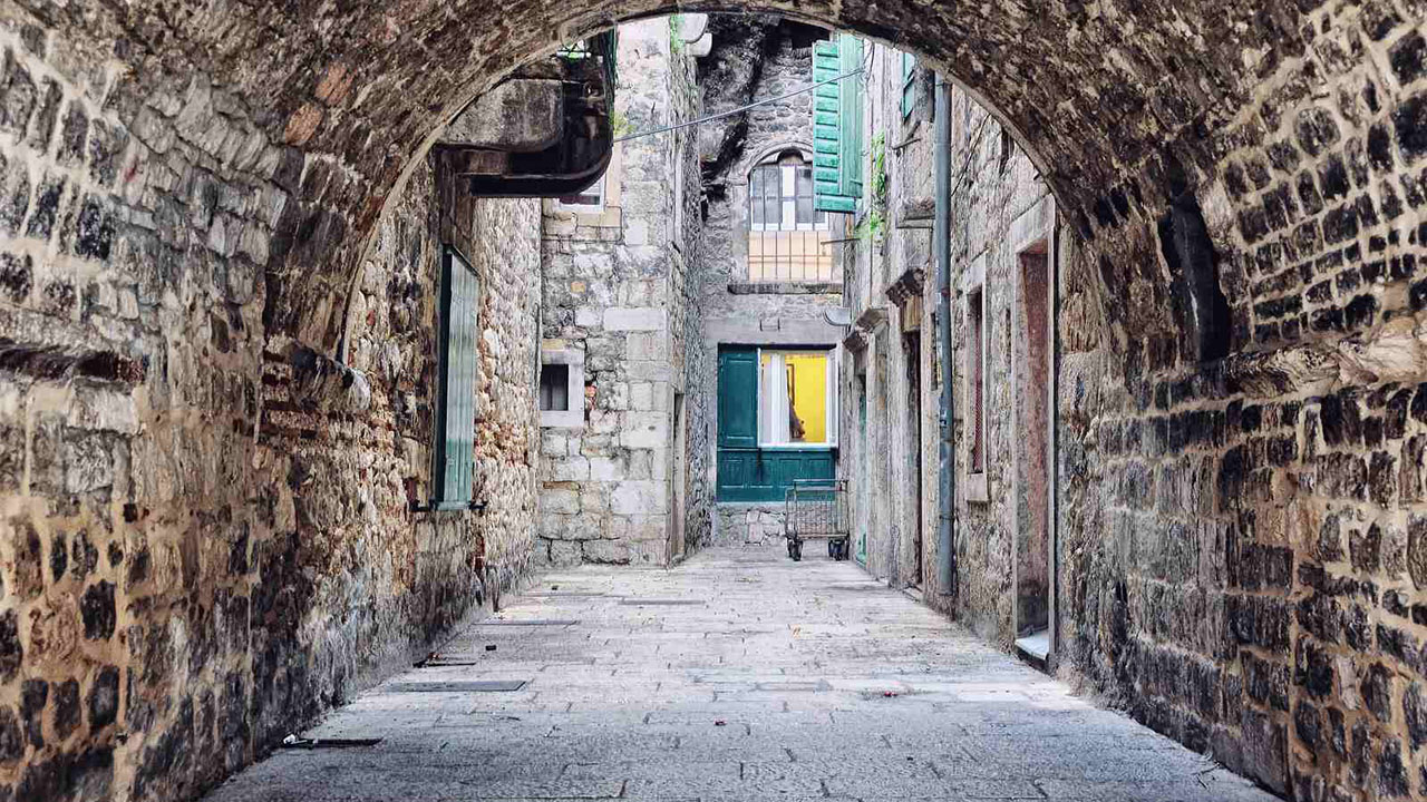 05_Split-Old-town-stone-street